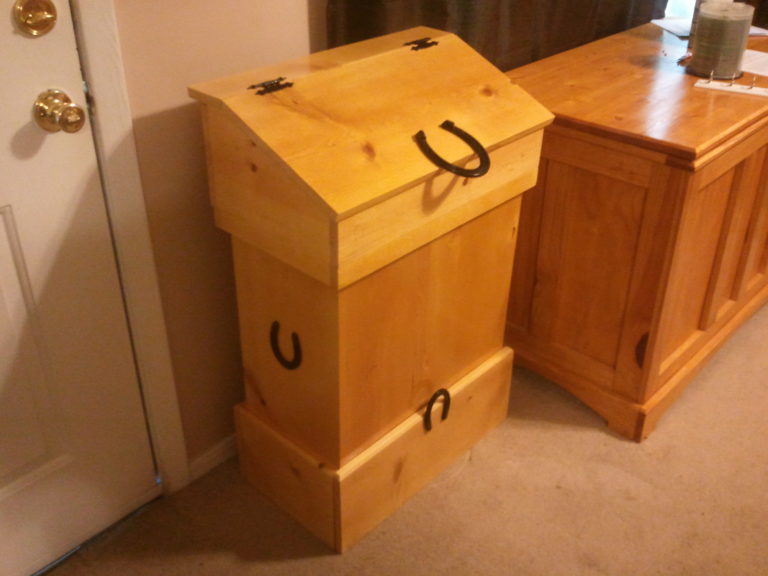 Horse Shoe Theme Trash Can